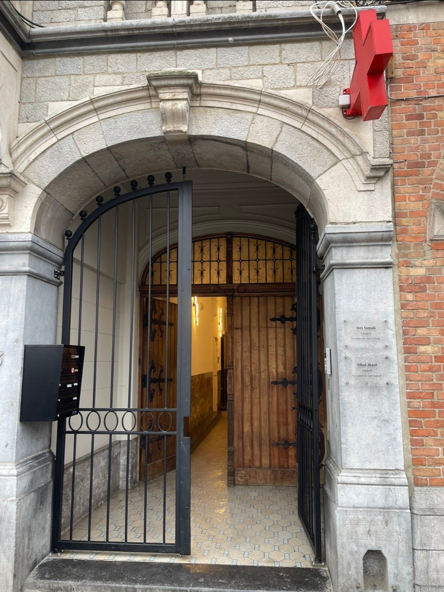 Entrée du Centre Lexica, Place de la Vaillance 33 à Anderlecht — grillage noir